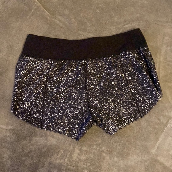 Lululemon shorts size 6 - Picture 1 of 3
